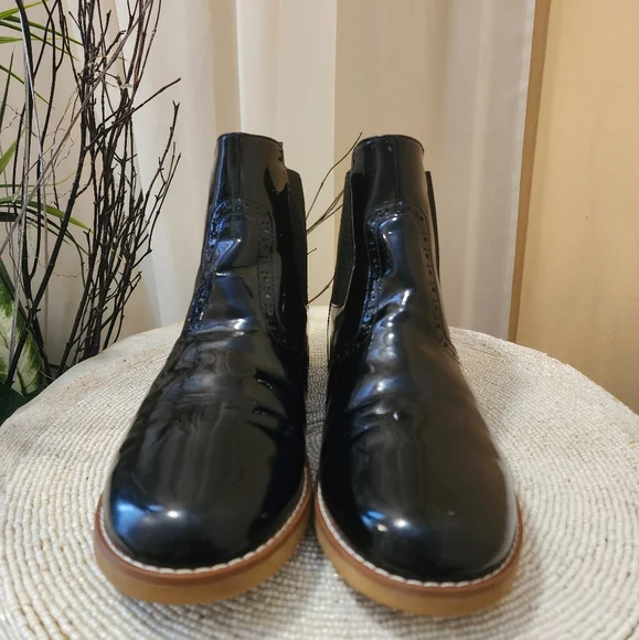 Elephantito patent leather ankle booties with brogue accent.Flat heel size 6 - Picture 3 of 7